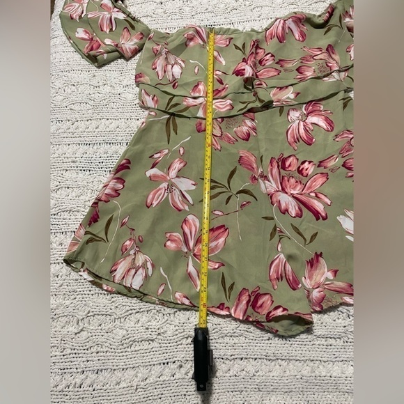 • Floral Romper

• Ruffle Detail
• Hidden Back Zipper
• 100% Polvester - Picture 11 of 14